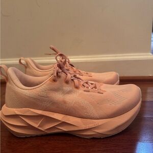 ASICS Women's NOVABLAST 5 size 7.5
